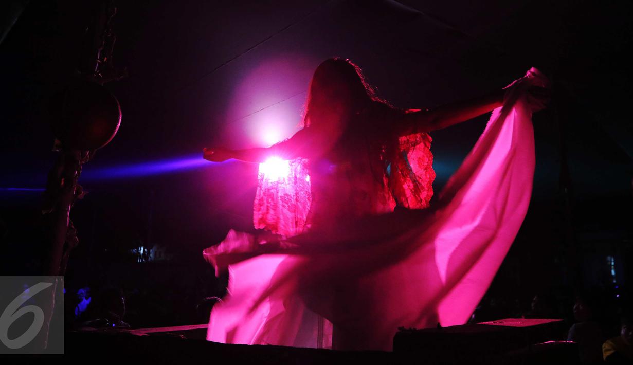 Sejumlah seniman menggelar pementasan teater keliling bertajuk “Sang saka” di Museum Naskah Proklamasi, Jakarta, Sabtu (29/10). Pementasan "Sang Saka" merupakan sequel dari "Jas Merah" oleh Teater Keliling. (Liputan6.com/Angga Yuniar)