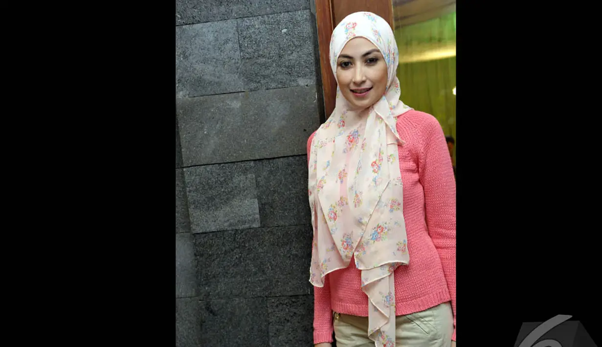 Diakuinya, keinginan memakai hijab sudah terfikirkan dari dua tahun yang lalu (2008), Namun mantan istri Adjie Pangestu ini masih merasa gerah jika mengenakan hijab, Jakarta, (18/7/14) (Liputan6.com/ Panji Diksana)