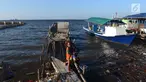 Anak-anak bermain di pinggir laut Muara Angke,Jakarta, Selasa (3/7). Kurangnya pengawasan dari orangtua membuat anak bermain di lokasi berbahaya dan menjadi salah satu faktor tingginya kejahatan pada anak.(Merdeka.com/Imam Buhori)