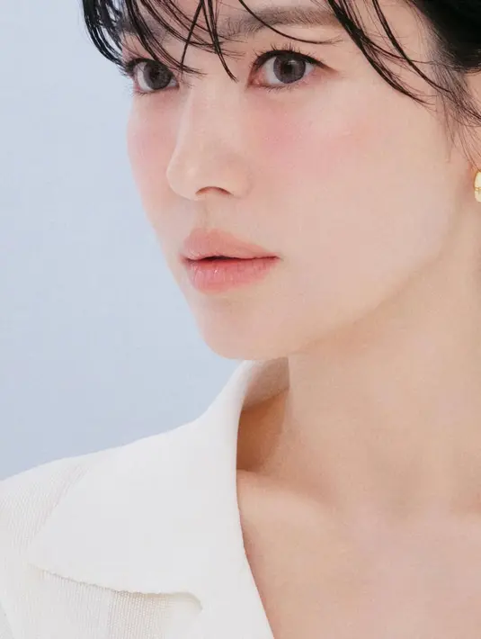 Dilihat lebih dekat, kedua look tersebut menampilkan nude fresh makeup yang pancarkan natural beauty. Memadukan sunkissed blush dan lipstik nude [@kyo1122]