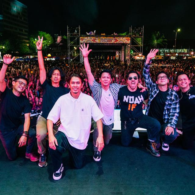 Momen foto bersama grup band NOAH dan tim di Synchronize Fest 2023