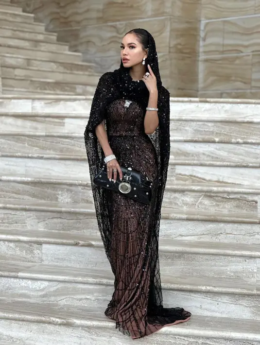 Karraminah datang ke pesta Pangeran Mateen dengan mengenakan gaun hitam full payet yang glamor. [@_karraminah_]