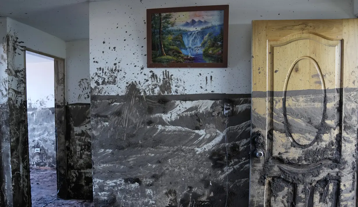 Garis di dinding menandai tingkat lumpur yang dicapai di dalam rumah sehari setelah lereng bukit yang diguyur hujan runtuh dan membawa gelombang lumpur ke rumah-rumah dan lapangan olahraga, di lingkungan La Gasca di Quito, Ekuador, Rabu (2/2/2022). Sedikitnya 24 orang tewas. (AP Photo/Dolores Ochoa)