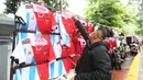 <p>Pedagang menyusun jersey di sekitar Stadion Utama Gelora Bung Karno (SUGBK), Senayan, Jakarta hari Senin (19/06/2023). Sejumlah pedagang pernak-pernik bertebaran di sekitar SUGBK jelang pertandingan Timnas Indonesia Vs Argentina. (Bola.com/Muhammad Iqbal Ichsan)</p>