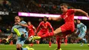 Pemain belakang Manchester City, Pablo Zabaleta (kiri), mencoba menahan tendangan gelandang Liverpool, Jordan Henderson, saat pertandingan lanjutan Liga Primer Inggris di Stadion Etihad, Manchester, (26/8/2014). (AFP PHOTO/Carl Court)