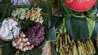 Beragam jajanan pasar yang dijual di Pasar Bambu, Desa Wisata Bonjeruk, Lombok Tengah. (dok. Biro Komunikasi Publik Kemenparekraf)