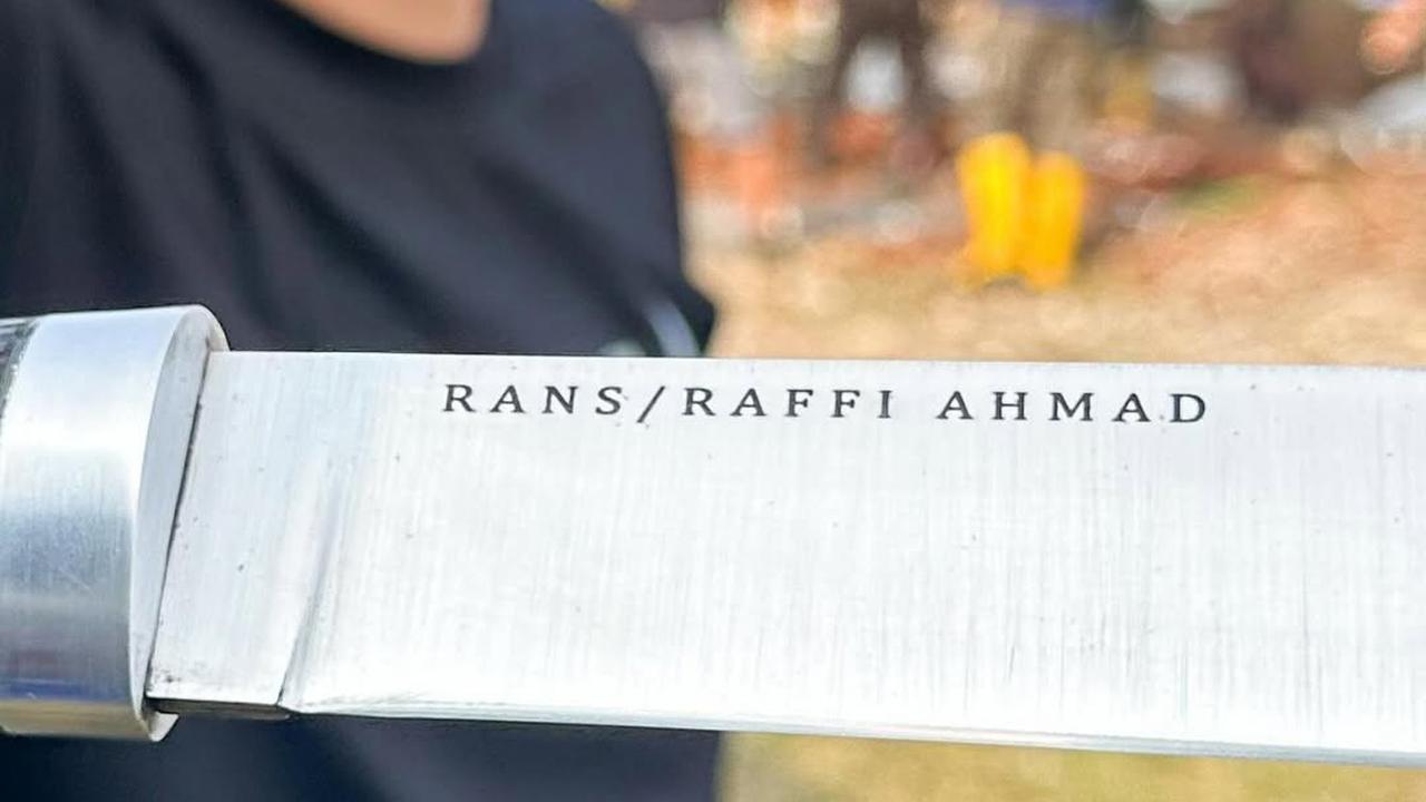 Potret Raffi Ahmad Potong Sapi Kurban Pakai Golok Khusus Bertuliskan Nama Sendiri