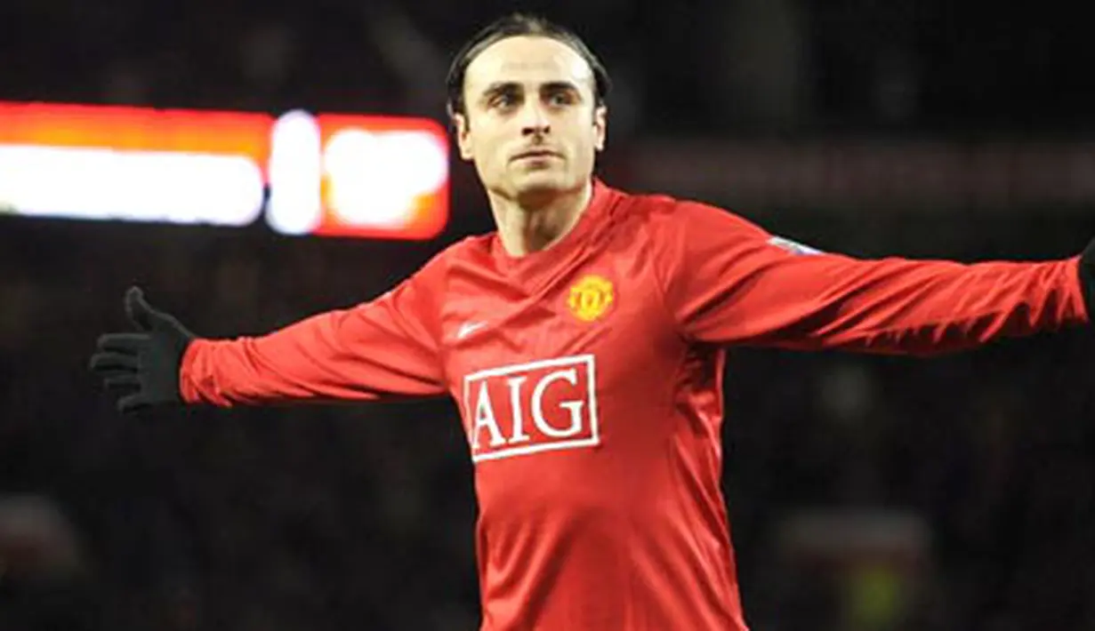 Manchester United&#039;s forward Dimitar Berbatov after scoring the second goal during the FA Cup Fourth round against Tottenham at Old Trafford, on January 24, 2009. AFP PHOTO/ANDREW YATES