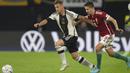 Bek Jerman, Joshua Kimmich membawa bola dari kejaran pemain Hungaria, Adam Nagy dalam pertandingan UEFA Nations League di Red Bull Arena di Leipzig, Jerman, Jumat, 23 September 2022. Dengan hasil ini, Jerman turun peringkat ke posisi tiga Grup 3 dengan enam poin dari lima pertandingan. (AP Photo/Michael Sohn)