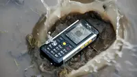 Cat B100, Ponsel Kokoh Yang Tahan Banting dan Anti Air