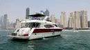 Sebuah kapal pesiar mewah digambarkan di Dubai Marina Beach, emirat Teluk pada 10 Juni 2021. Di tengah aturan pandemi di mana warga harus menjaga jarak dan menghindari keramaian, orang-orang kaya di Dubai memiliki cara untuk bisa pergi berekreasi, yaitu mode wisata kapal pesiar. (Karim SAHIB/AFP)