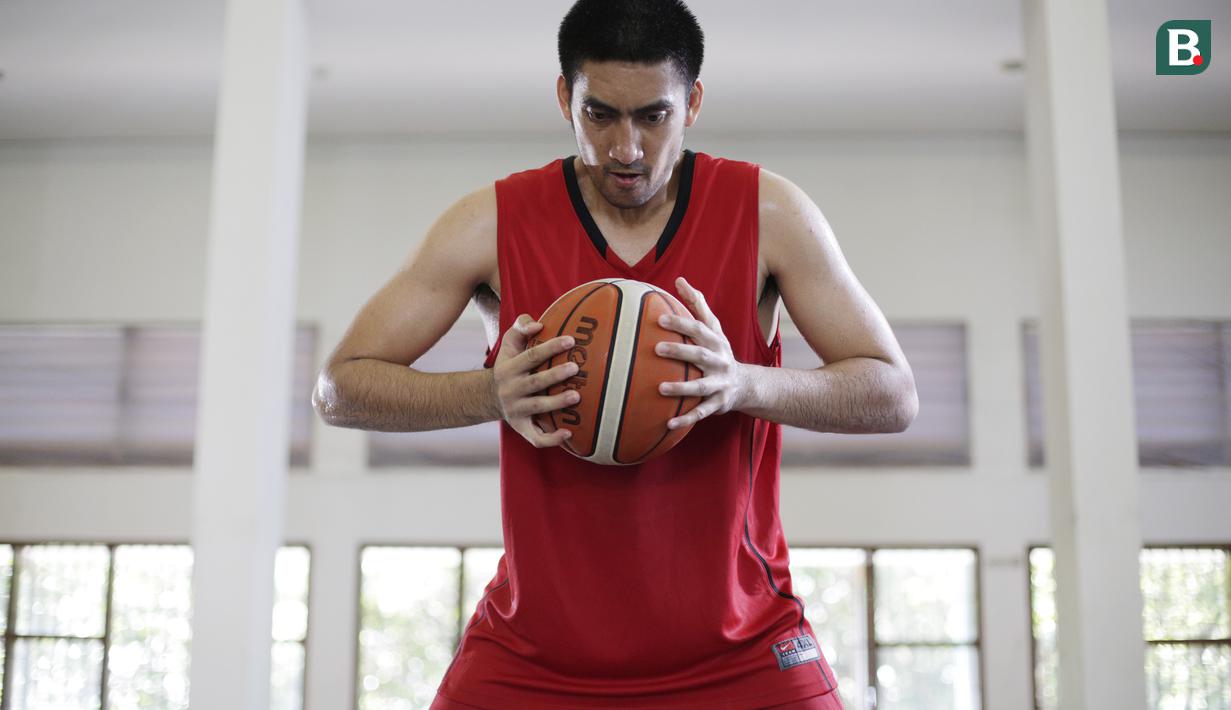 Pebasket Indonesia, Cristiano Ronaldo Sitepu, berpose saat sesi pemotretan di Jakarta, Sabtu (23/6/2018). Ronaldo merupakan pemain andalan di klub Satria Muda dan timnas basket Indonesia. (Bola.com/M Iqbal Ichsan)