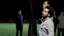 Penyerang Liverpool, Mohamed Salah melakukan pemanasan saat sesi latihan di Melwood, Inggris (26/11/2019). Liverpool akan bertanding melawan wakil Italia, Napoli pada Grup E Liga Champions di Anfield. (AFP/Lindsey Parnaby)