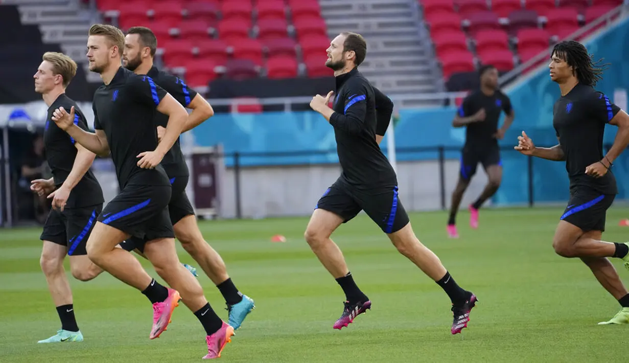 Para pemain Belanda mengikuti sesi latihan di Stadion Ferenc Puskas, Budapest, Hungaria, Sabtu (26/6/2021). Belanda akan menghadapi Republik Ceko pada pertandingan babak 16 besar Euro 2020. (AP Photo/Darko Bandic)