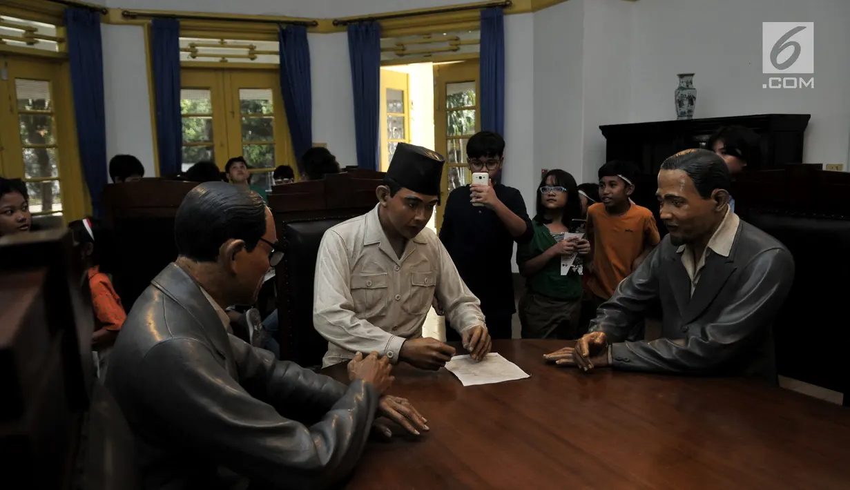 Pengunjung mengamati diorama Bung Karno, Bung Hatta, dan Ahmad Soebardjo saat merumuskan naskah Proklamasi di Museum Perumusan Naskah Proklamasi, Jakarta, Minggu (18/8/2019). Museum ini dahulu merupakan kediaman perwira Jepang Laksamana Tadashi Maeda. (merdeka.com/Iqbal S. Nugroho)