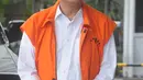 Wali Kota nonaktif Medan Tengku Dzulmi Eldin saat akan menjalani pemeriksaan oleh penyididk di Gedung KPK, Jakarta, Senin (6/1/2020). Tengku Dzulmi Eldin diperiksa sebagai tersangka terkait kasus dugaan suap proyek dan jabatan oleh Wali Kota Medan periode 2016-2021. (merdeka.com/Dwi Narwoko)
