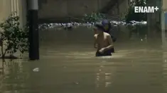 Hujan deras yang mengguyur sejak Minggu (12 Februari 2017) membuat kawasan Bukit Duri, Jakarta Selatan banjir pada Senin (13 Februari 2017)