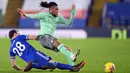 Gelandang Everton, Alex Iwobi, berebut bola dengan bek Leicester City, Christian Fuchs, pada laga lanjutan Liga Inggris di King Power Stadium, Kamis (17/12/2020) dini hari WIB. Everton menang 2-0 atas Leicester City. (AFP/Michael Regan/pool)