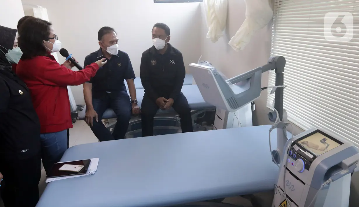 Menpora, Zainudin Amali (kanan) bersama Ketua Umum PSSI Mochamad Iriawan saat peresmian Medical Center PSSI di Gedung GBK Arena, Jakarta, Senin (14/3/2022). PSSI bersama Kemenpora meresmikan pusat kesehatan untuk menopang berbagai kebutuhan Timnas Indonesia. (Liputan6.com/Helmi Fithriansyah)