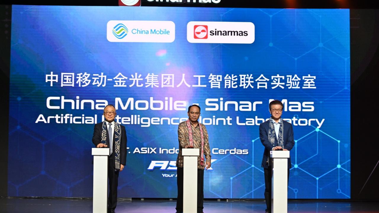 Executive Vice President China Mobile Communications Group Co., Ltd Gao Tongqing, Menteri Komunikasi dan Informatika Budi Arie Setiadi  dan Sinar Mas Board Member Franky O. Widjaja meresmikan kerjasama strategis antara Sinar Mas dan China Mobile.