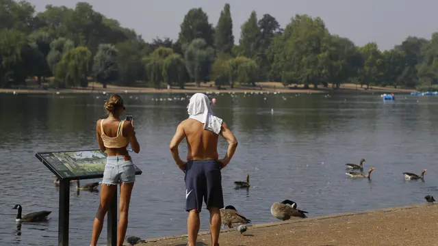 Asyiknya Warga London Menikmati Cuaca Panas di Sungai Serpentine