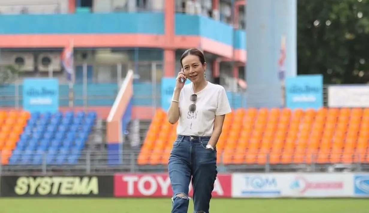 Gaya kasual Madam Pang lainnya, kali ini ia memilih padu padan t-shirt dan ripped jeans. (Instagram/panglamsam).