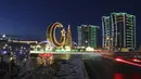Pohon Natal, bulan sabit, dan bangunan apartemen yang didekorasi untuk perayaan Tahun Baru terlihat di alun-alun pusat di Argun, sekitar 17 km. (11 mil) timur Grozny, ibu kota republik Chechnya, Rusia, Kamis (23/12/2021). (AP Photo/Musa Sadulayev)