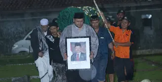 Sutan Bhatoegana, seorang politisi Indonesia meninggal di usia 59 tahun pada Sabtu (19/11) pukul 08.00 WIB. Pemakaman pun dilangsungkan pada sore harinya diiringi dengan hujan deras, petir dan angin kencang. (Bambang E. Ros/Bintang.com)
