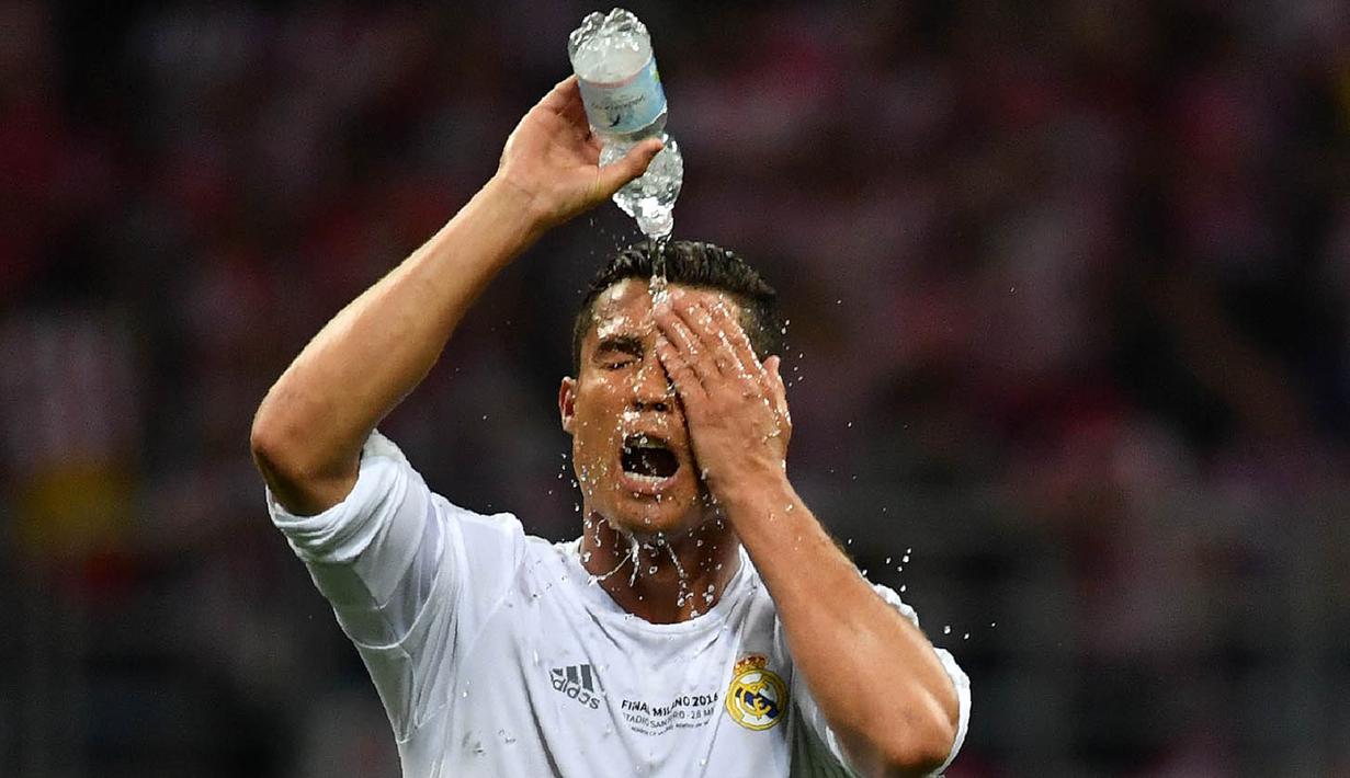 Pada musim 2015-2016, Cristiano Ronaldo berhasil mengawinkan gelar Piala Liga Champions dan Piala Eropa. Keduanya CR 7 raih bersama Real Madrid dan Portugal. (AFP/Gerard Julien)