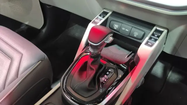 Bagian interior KIA Carens padukan keleluasaan kabin, kepraktisan serta berbagai fitur modern (Arief A/Liputan6.com)