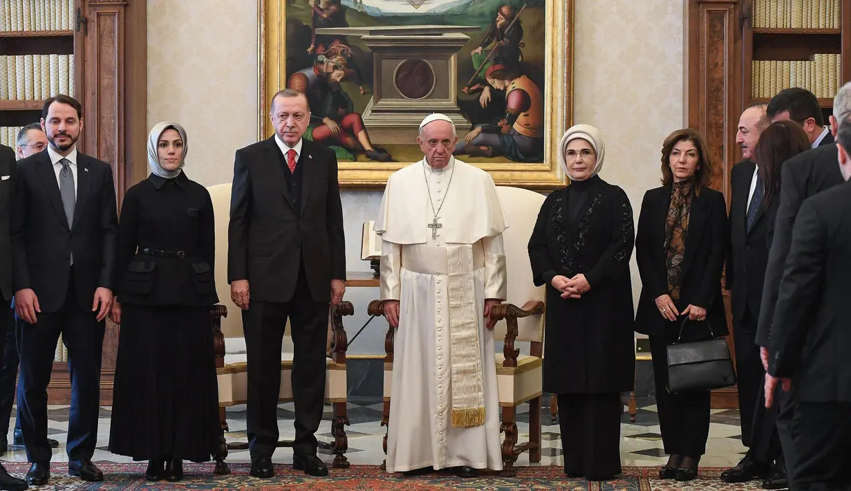 Presiden Turki Recep Tayyip Erdogan (ketiga kiri) bersama rombongan berfoto bersama dengan Paus Fransiskus saat kunjungannya ke Vatikan (5/2). (Alessandro Di Meo / Pool via AP)