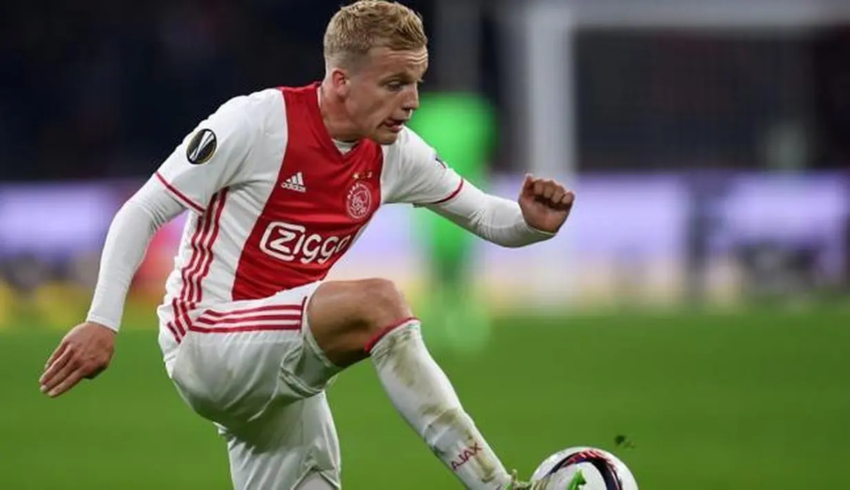 Donny van de Beek - Manchester United sudah dikaitkan dengan gelandang Ajax, Van de Beek, sejak musim lalu. Ajax dikabarkan baru akan melepas Donny van de Beek dengan banderol 60 juta euro. (AFP/Patrik Stollarz)