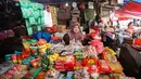 Selain itu, harga Bahan Bakkar Minyak (BBM) dan tarif angkutan antarkota juga turut memberi tekanan inflasi. Tampak dalam foto, aktivitas pedagang dan pembeli di pasar tradisional di Palmerah Jakarta, Jumat (3/4/2026). (merdeka.com/Arie Basuki)
