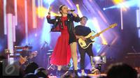 Aksi panggung vokalis band Geisha, Momo dalam konser Gempita 2017 di Pantai Karnaval Ancol, Jakarta, Jumat (31/12). Selain Geisha, sederet musisi ternama juga menghibur masyarakat yang merayakan malam pergantian tahun di Ancol. (Liputan6.com/Angga Yuniar)