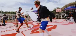 Terinspirasi dari street culture dan sepak bola Brasil, seniman Colm Dillane hadirkan koleksi fashion di Paris Men's Fashion Week 2026 (dok. Havaianas)