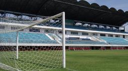 Gawang sisi selatan dengan latar belakang tribune barat Stadion Maguwoharjo. (Bola.com/Vincentius Atmaja)