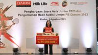 PB Djarum memberikan apresiasi berupa bonus Rp45 juta untuk tunggal putri, Mutiara Ayu Puspitasari, yang meraih gelar juara di Asia Junior Championships 2023. (dok. Megapro Communications for PB Djarum)