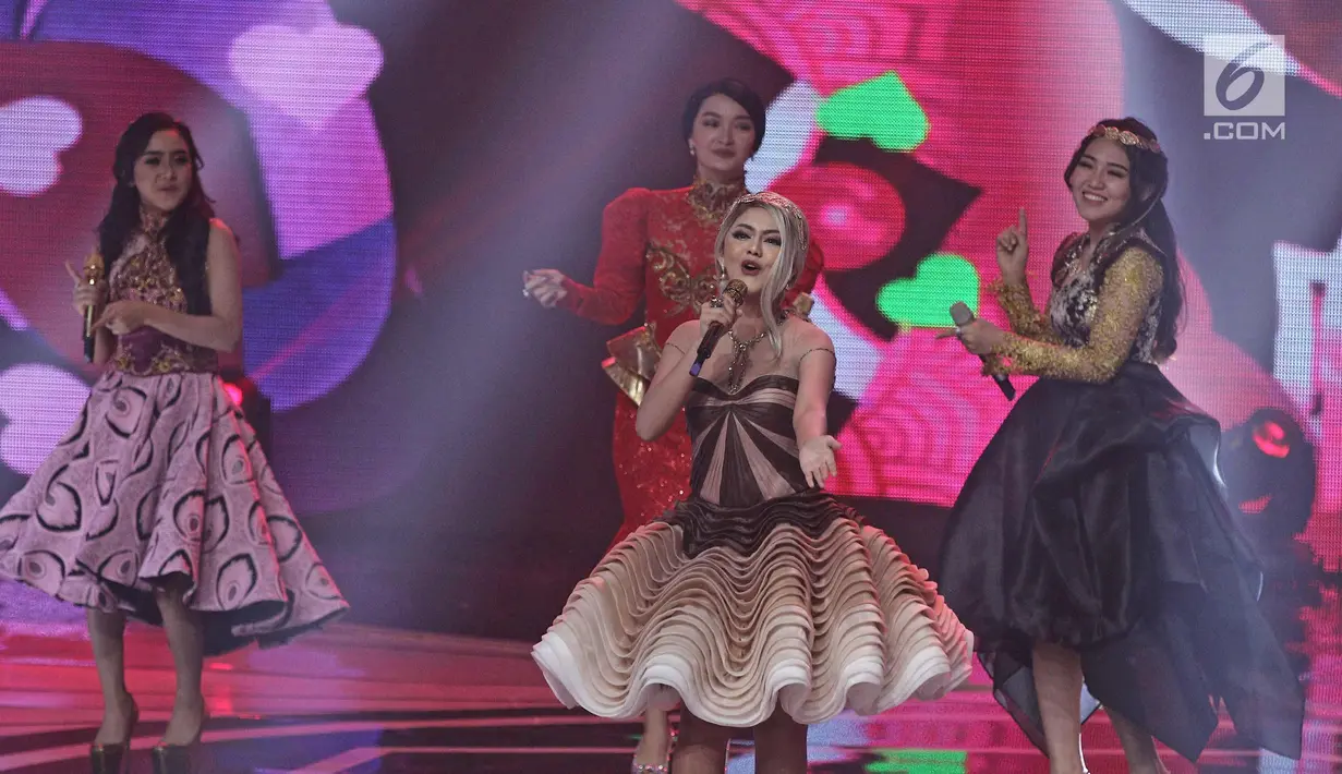 Penampilan penyanyi dangdut Jenita Janet di acara ajang penghargaan Indonesian Dangdut Awards 2017 di Studio 6 EMTEK CITY, Jakarta, Jumat (13/10). (Liputan6.com/Herman Zakharia)