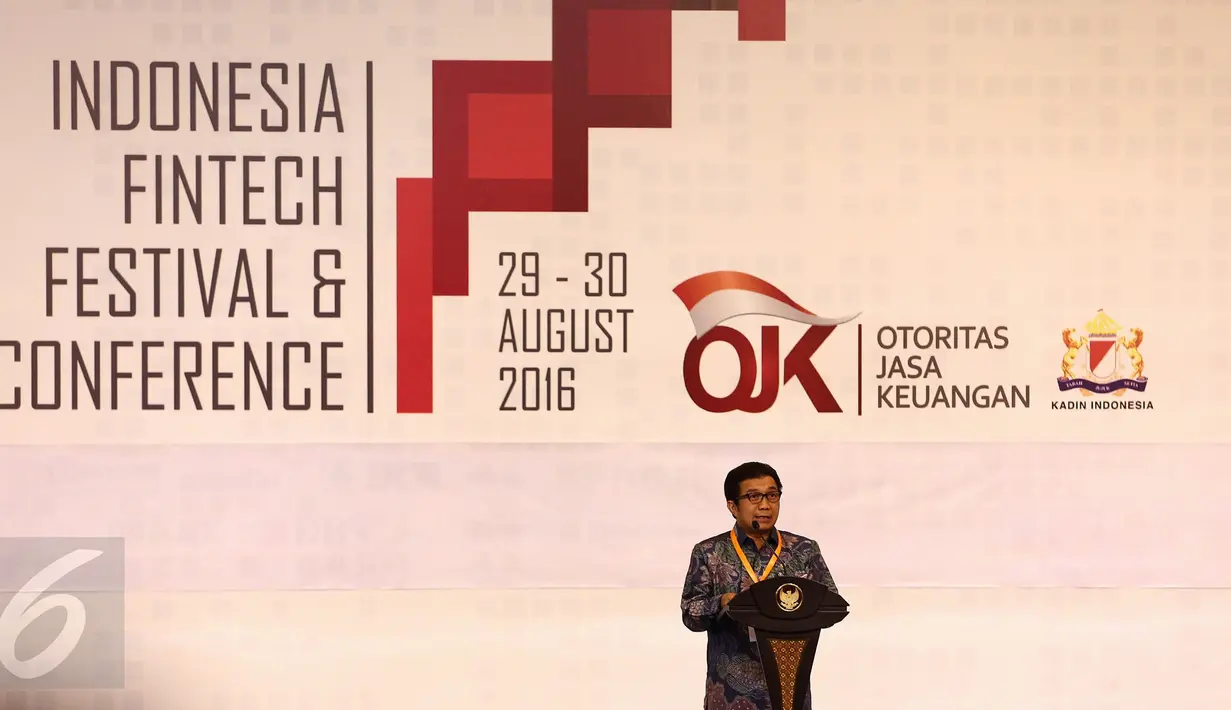 Ketua Dewan Komisioner OJK, Muliaman Hadad memberikan sambutan pada pembukaan Indonesia Fintech Festival & Conference di Tangerang, Selasa (30/8). Fintech merupakan industri jasa keuangan berbasis teknologi digital. (Liputan6.com/Faizal Fanani)