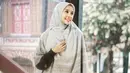 <p>Tetap modis dengan memadukan dress polos dan hijab bermotif.</p>