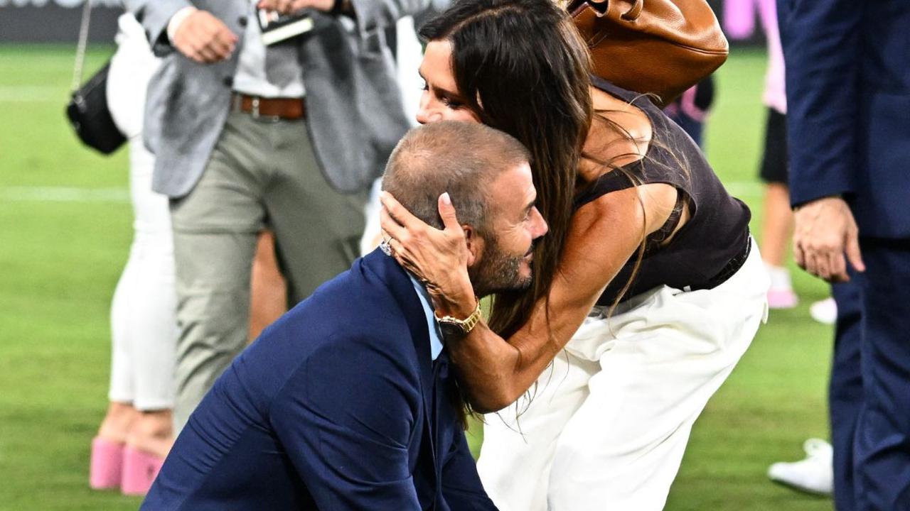 Pelukan Cinta Victoria ke Beckham