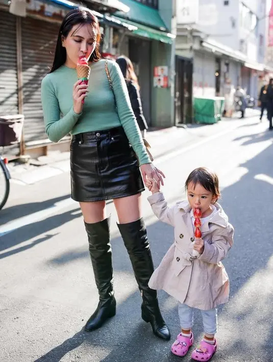 <p>Walaupun liburan tanpa suami, akan tetapi Shandy Aulia dan Claire tampak bahagia. [Foto: instagram.com/shandyaulia]</p>