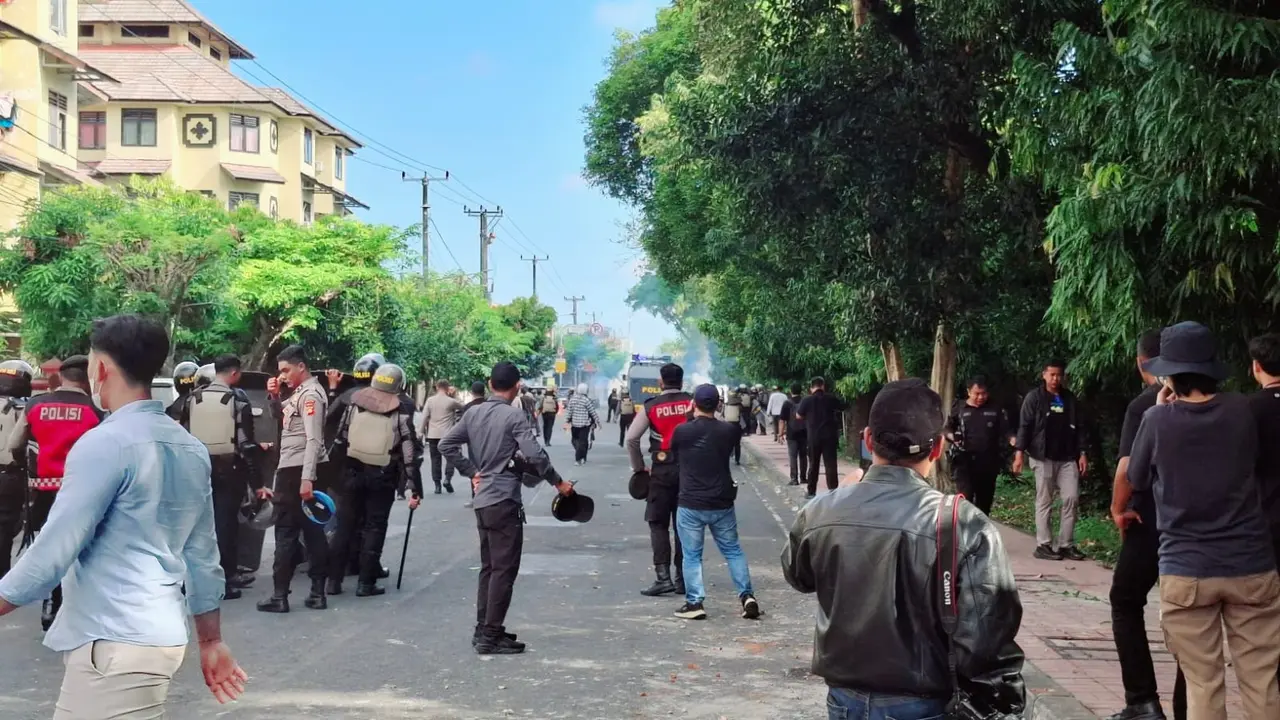 Aksi unjuk rasa yang dilakukan oleh ratusan orang yang terdiri dari sejumlah aliansi, ojek online (ojol) dan pelajar SMA serta mahasiswa berakhir ricuh di depan Markas Polda Bali, Sabtu (30/8/2025).