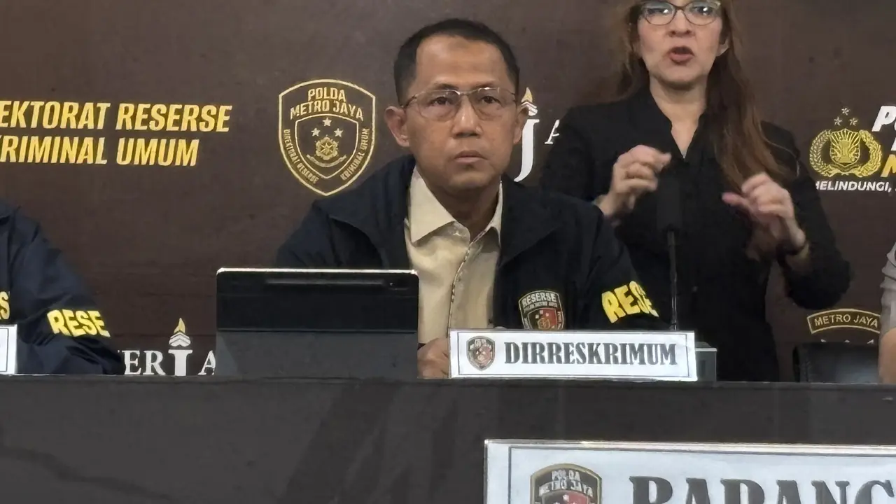 Direktur Reserse Kriminal Umum (Dirreskrimum) Polda Metro Jaya Kombes Pol Imron Ermawan saat konferensi pers, Sabtu (31/10/2026). (Liputan6.com/Ady Anugrahadi)