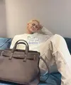 Mingyu tampil mengenakan pakaian serba putih, dari atasan long sleeveless putih dipadukan celana panjang putih. Member Seventeen ini membawa Dior Normandie Tote bag warna hitam. [@min9yu_k]