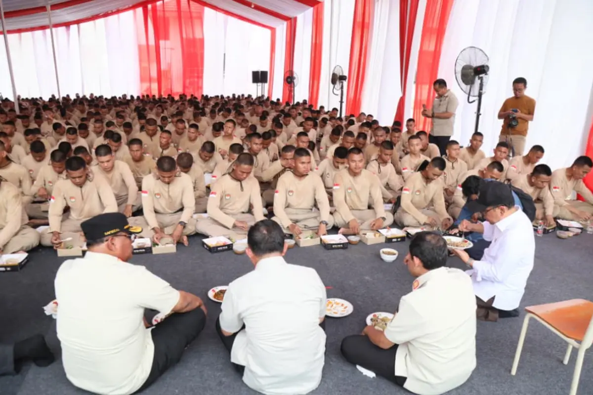 Momen Hangat Mendagri Santap Siang Bersama Praja IPDN di Tengah Misi Kemanusiaan