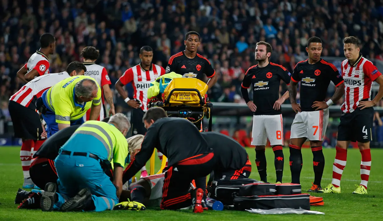 Luke Shaw saat mendapat pertolongan dari tim medis usai di jegal Hector Moreno pada Liga Champions di Stadion Philips, Belanda (16/9/2015). Setelah dilakukan pemeriksaan, Shaw mengalami patah kaki di dua tempat. (Reuters/Andrew Couldridge)