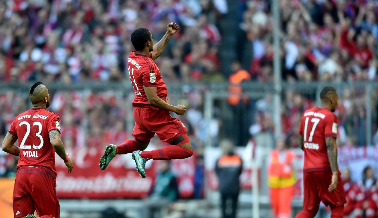 Gelandang Bayern Munchen, Douglas Costa melompat merayakan gol yang dicetaknya ke gawang Stuttgart pada laga Bundesliga di Stadion Allianz Arena, Jerman, Sabtu (7/11/2015). (EPA/Peter Kneffel)