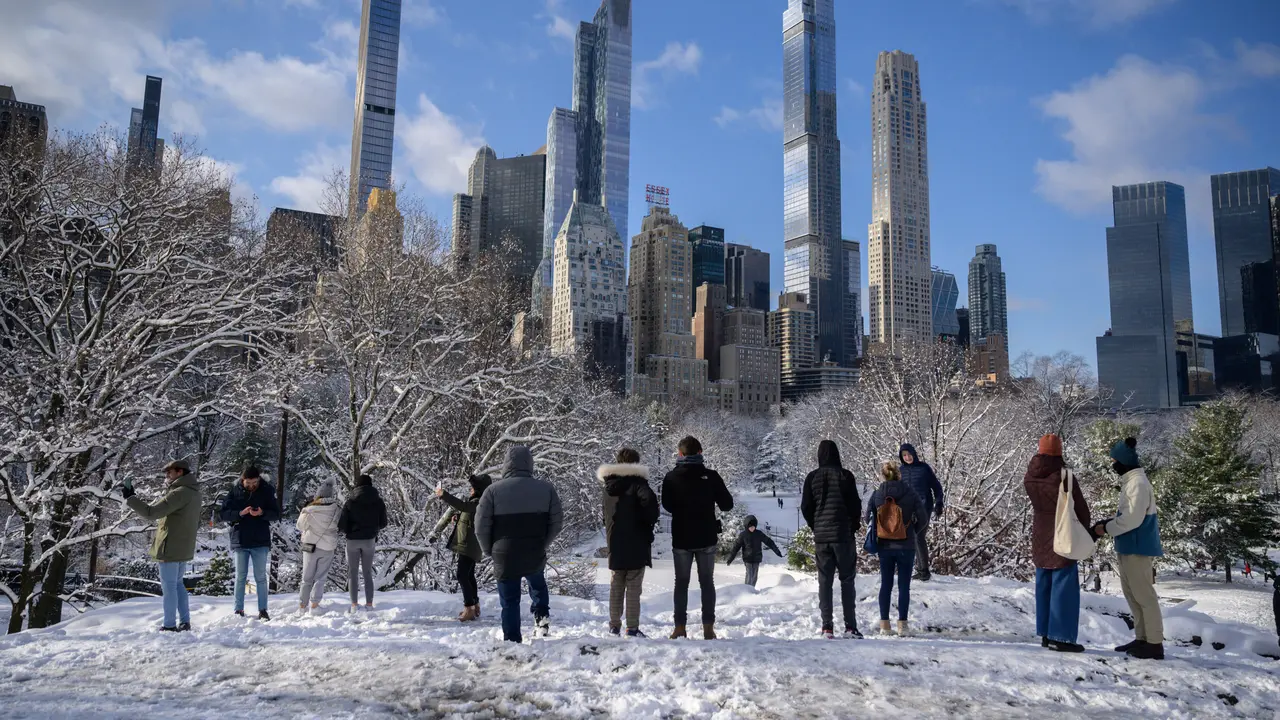 Central Park New York Berhias Salju saat Musim Dingin