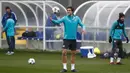 Bek Chelsea, Marcos Alonso (tengah) saat mengikuti sesi latihan tim di fasilitas latihan Chelsea Cobham di Stoke D'Abernon, London (19/2). Chelsea akan bertanding pada babak 16 besar Liga Champions melawan Barcelona. (AFP Photo/Adrian Dennis)